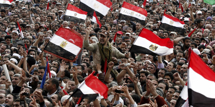 متظاهرون مصريون في ميدان التحرير، يناير 2011 (وكالات)