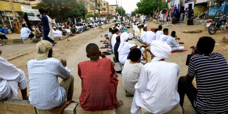 متظاهرون سودانيون يشاركون في اعتصام مناهض للحكم العسكري بالخرطوم - 9 يوليو/تموز 2022 (وكالات)