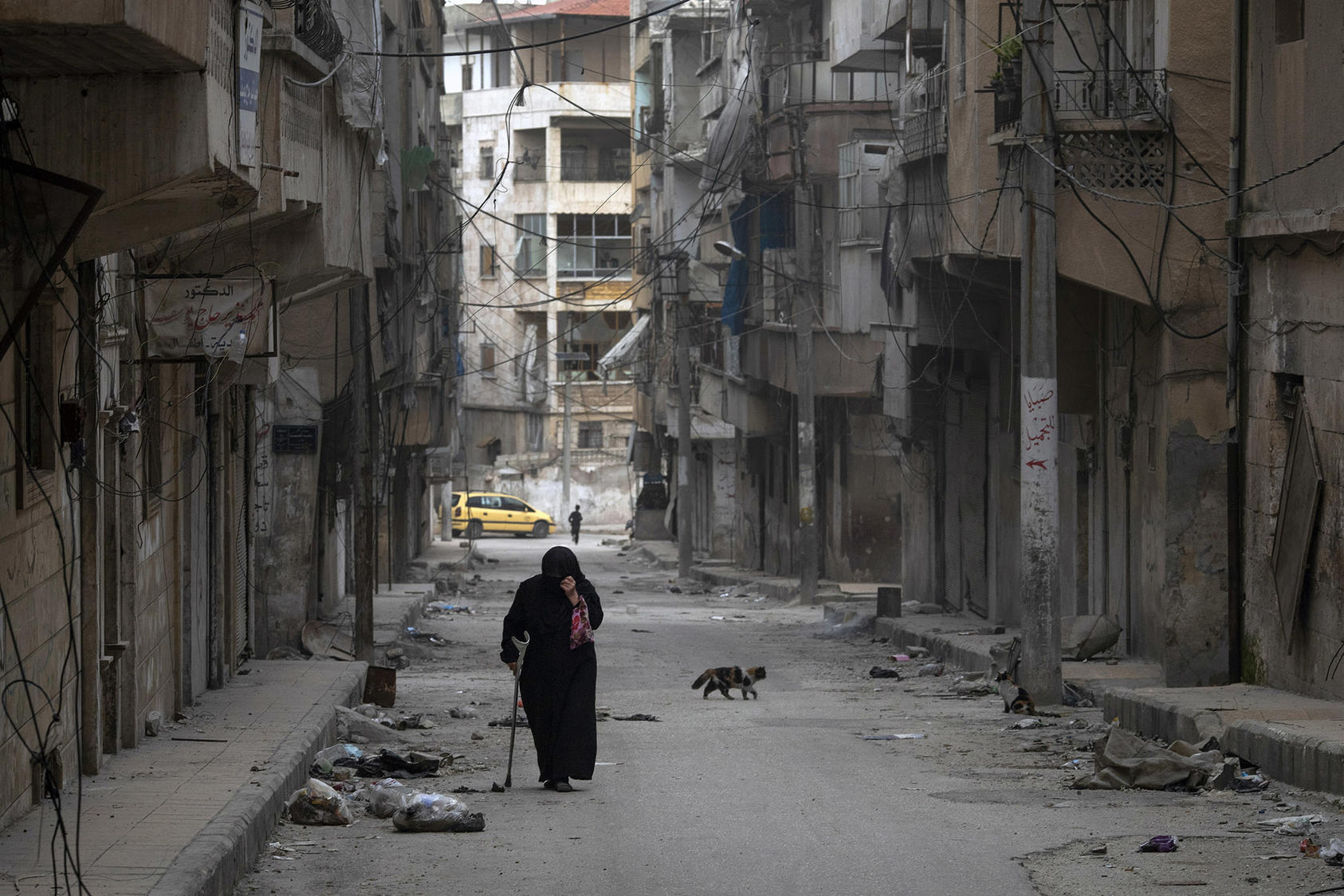 امرأة تمشي في أحد شوارع أريحا بمحافظة إدلب ، 12 مارس 2020 (وكالات)