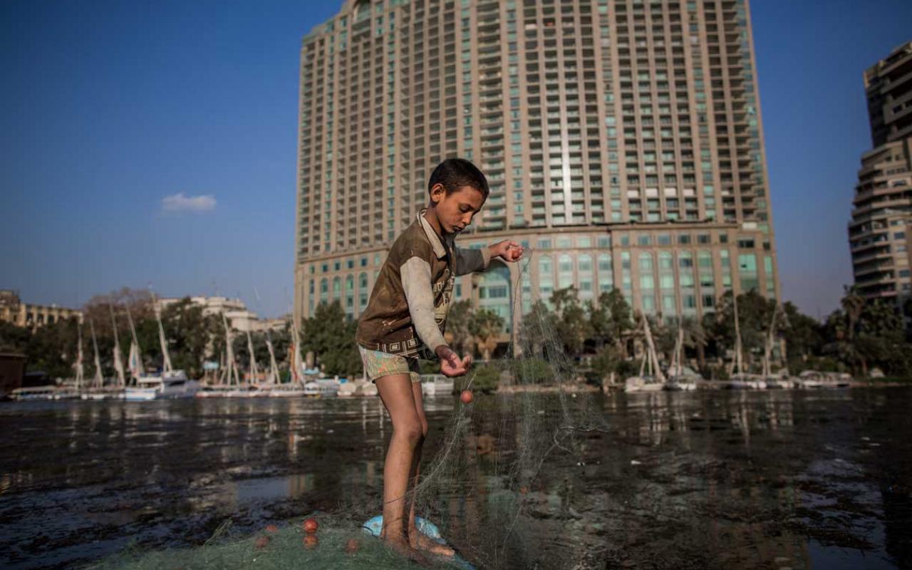 برنامج الإصلاح الاقتصادي ترك آثارًا على شرائح الشعب المصري. (الصورة لطفل يعمل بالصيد في النيل بالقاهرة - وكالات)