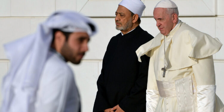 شيخ الأزهر أحمد الطيب وبابا الفاتيكان فرنسيس الأول في الإمارات في 2019 (وكالات)