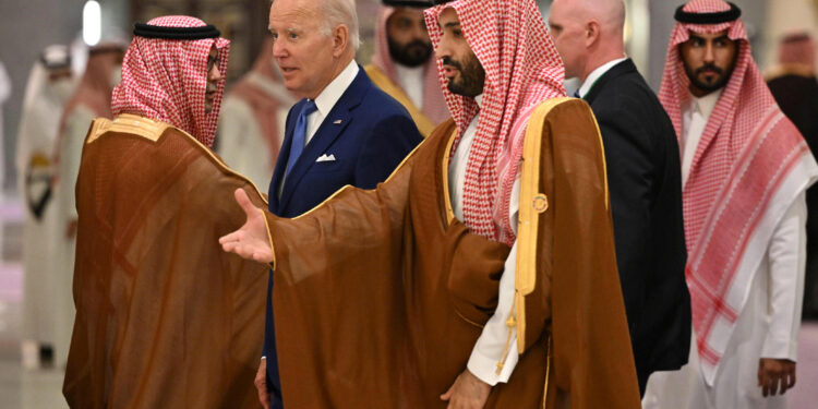 الرئيس الأمريكي جو بايدن، وولي العهد السعودي الأمير محمد بن سلمان، خلال اجتماع دول مجلس التعاون الخليجي في السعودية، 16 يوليو/تموز 2022 (وكالات)