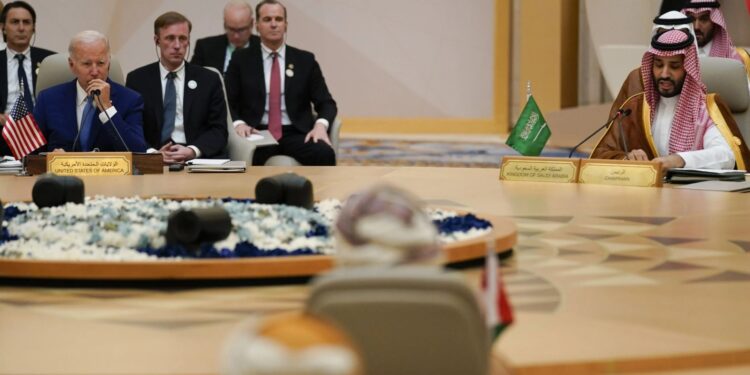 الرئيس الأمريكي جو بايدن وولي العهد السعودي الأمير محمد بن سلمان يحضران مجلس التعاون الخليجي، جدة - السعودية، 16 يوليو 2022 (وكالات)