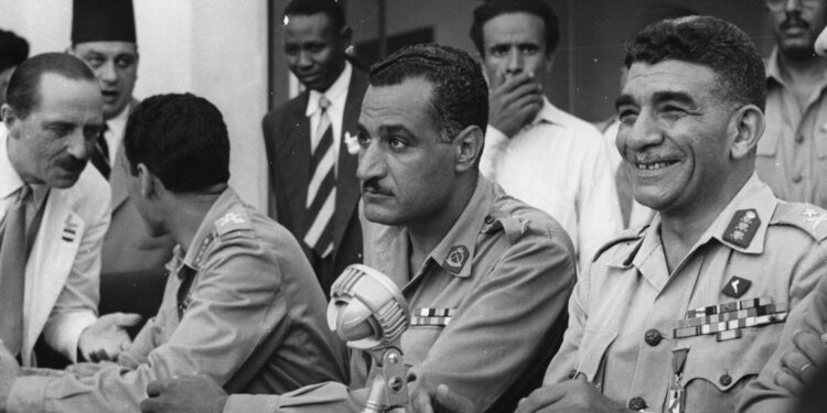 الرئيسان محمد نجيب وجمال عبد الناصر وعبدالحكيم عامر وزير الحربية في عهد عبدالناصر (وكالات)
