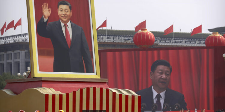 صورة كبيرة للرئيس الصيني شي جين بينغ خلال استعراض لإحياء الذكرى السبعين لتأسيس الصين الشيوعية في بكين ، الثلاثاء ، 1 أكتوبر 2019. (وكالات)