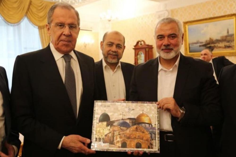 رئيس المكتب السياسي لحماس إسماعيل هنية (إلى اليمين) مع وزير الخارجية الروسي سيرجي لافروف (إلى اليسار) والمسؤول البارز في حماس موسى أبو مرزوق. (الصورة: عبر موقع حماس)