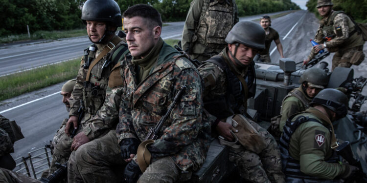 جنود أوكرانيون في الطريق إلى الجبهة