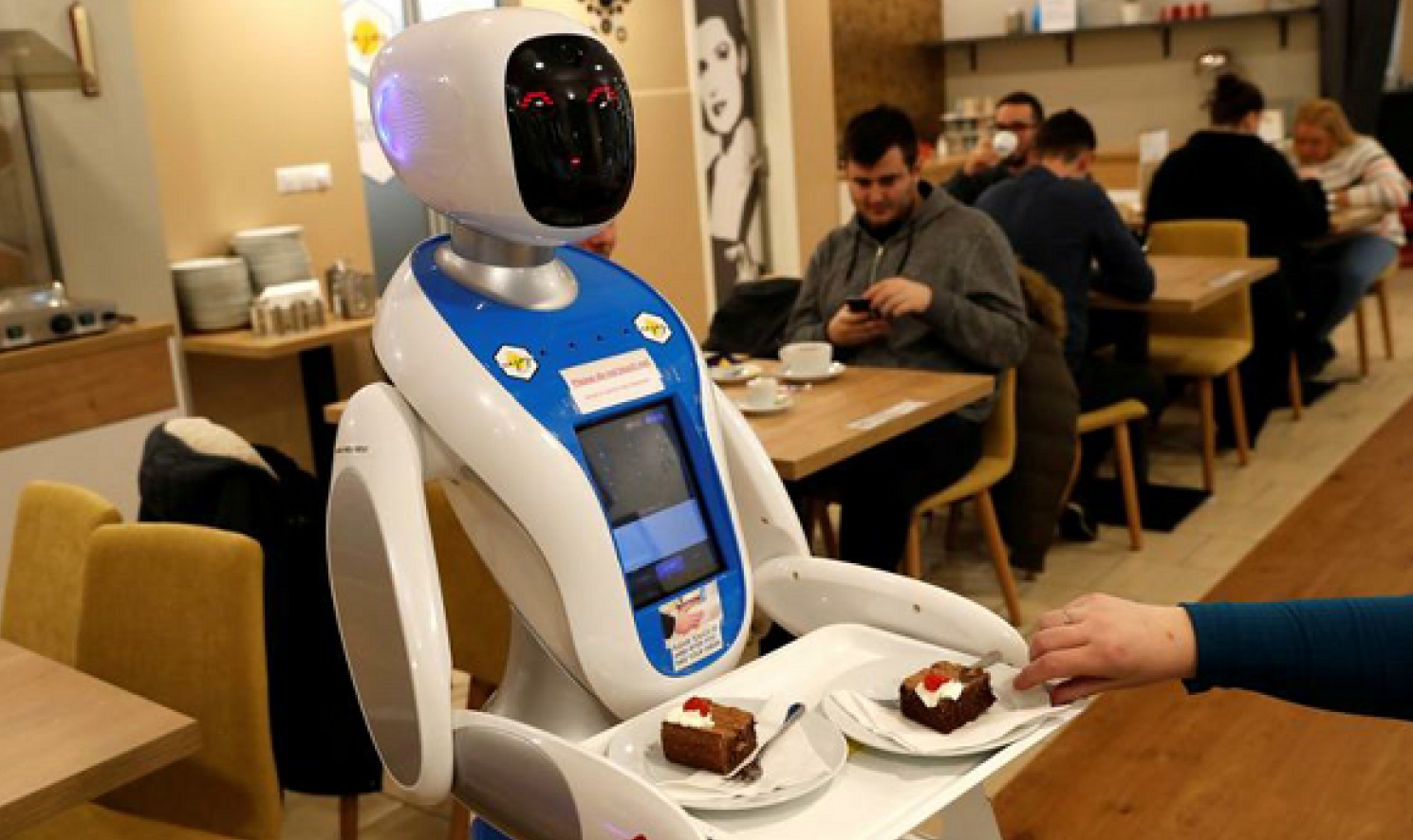 روبوت لتقديم الطعام في اليابان