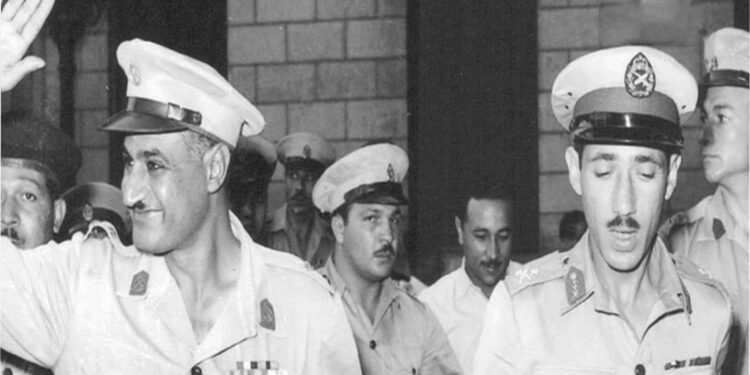 الرئيس الراحل جمال عبد الناصر ووزير الحربية صديقه عبد الحكيم عامر (وكالات)