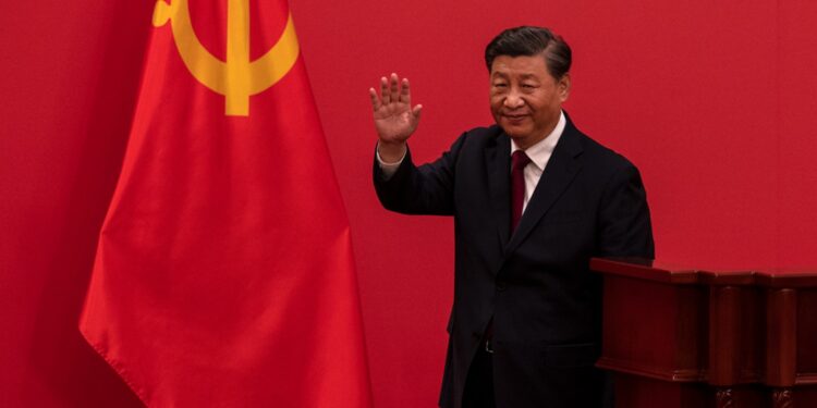 الرئيس الصيني شي جين بينج يلوح في قاعة الشعب الكبرى في بكين يوم 23 أكتوبر/ تشرين الأول