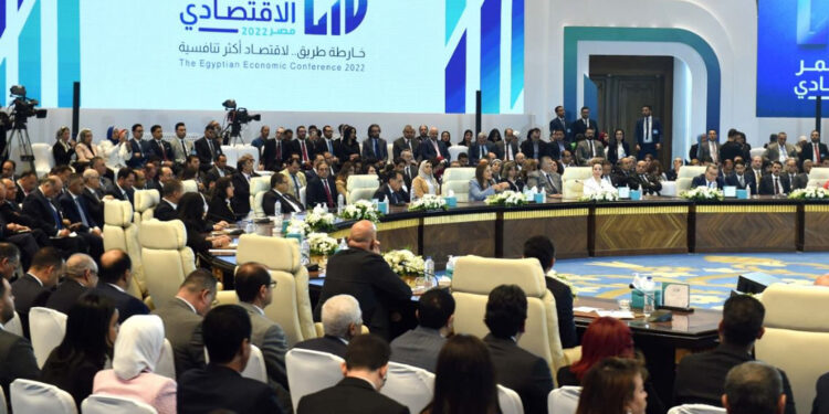 على هامش مشهد سياسي مرتبك (الصورة من المؤتمر الاقتصادي مصر 2022 - وكالات)