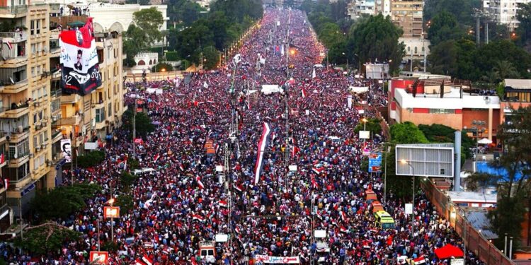 مشهد من ثورة 30 يونيو 2013 (الصورة: وكالات)