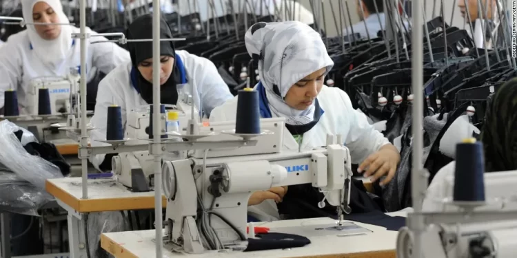 نساء مصريات عاملات في أحد المصانع