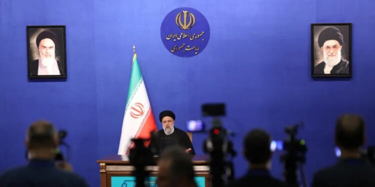 الرئيس الإيراني إبراهيم رئيسي متحدثا إلى وسائل إعلام في طهران في أغسطس/ آب