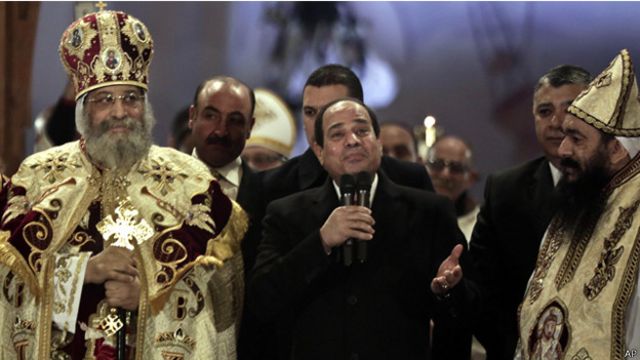 الرئيس السيسي والبابا تواضروس في احتفالات الكنيسة بعيد الميلاد، يناير/ كانون الثاني 2015 (وكالات)