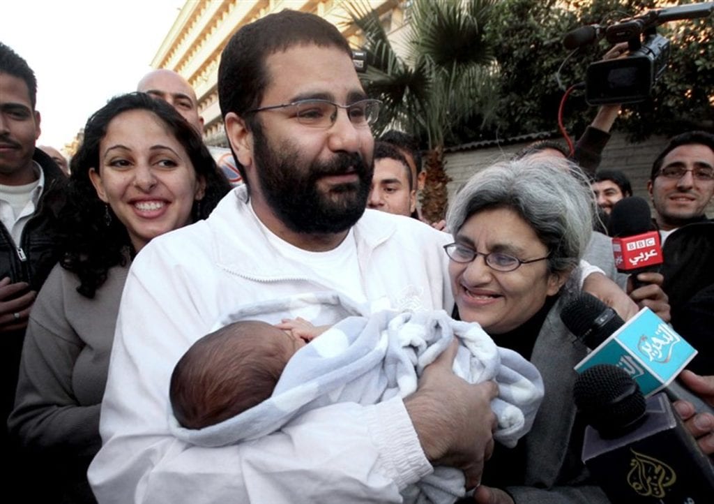 علاء عبد الفتاح يحتضن ابنه خالد ووالدته (أرشيفية - وكالات)