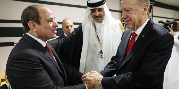 الرئيس السيسي يصافح نظيره التركي في افتتاح كأس العالم في قطر