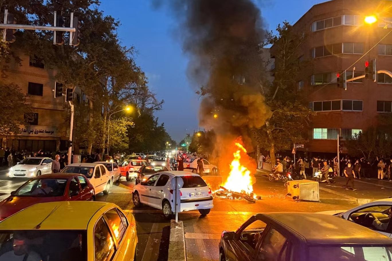 دراجة نارية تابعة للشرطة تحترق خلال احتجاج على وفاة مهسا أميني وسط طهران (الصورة: وكالات)