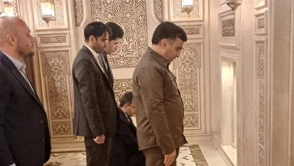 علي سلاجقة نائب الرئيس الإيراني في مسجد الحسين (وكالات)
