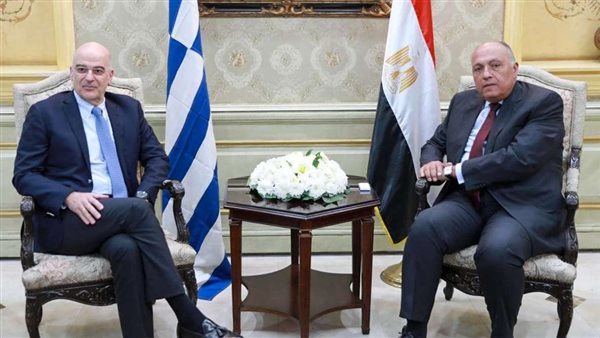 وزير الخارجية المصري سامح شكري ونظيره اليوناني نيكوس ديندياس (وكالات)