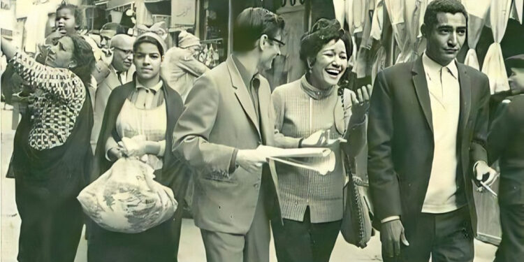 الشاعران عبد الرحمن الأبنودي ومحمود درويش رفقة الصحفية صافيناز كاظم في القاهرة 1970 (وكالات)