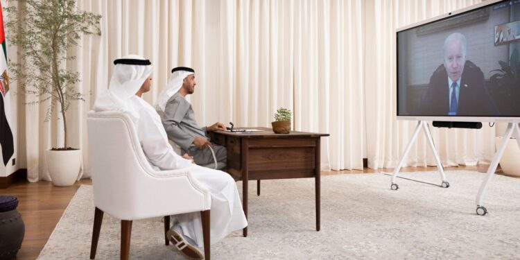 محمد بن زايد آل نهيان، رئيس دولة الإمارات، والسفير الإماراتي في واشنطن يوسف العتيبة، يتحدثان مع الرئيس الأمريكي جو بايدن خلال مكالمة فيديو، 2 نوفمبر/ تشرين الثاني 2022