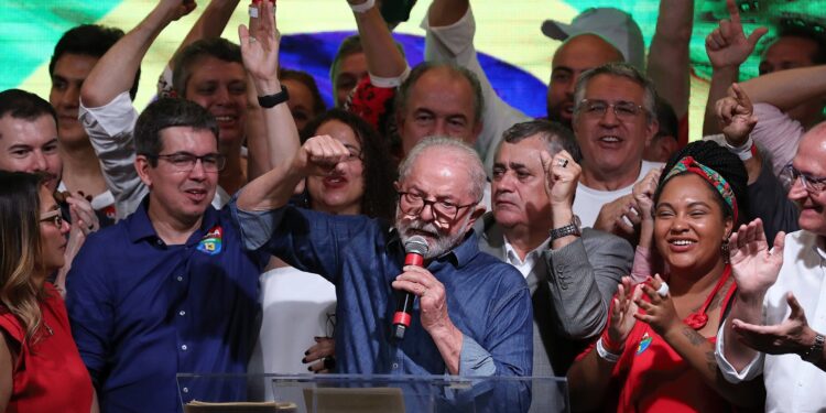 لولا دا سيلفا يحتفل بفوزه بنتائج الانتخابات الرئاسية في البرازيل (وكالات)