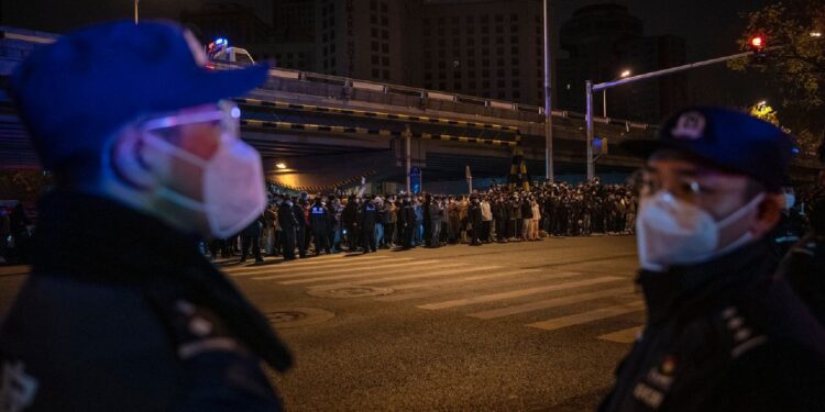 المتظاهرون الصينيون يقفون في مواجهة الشرطة في أحد شوارع بكين يوم الاثنين (الصورة: وكالات)