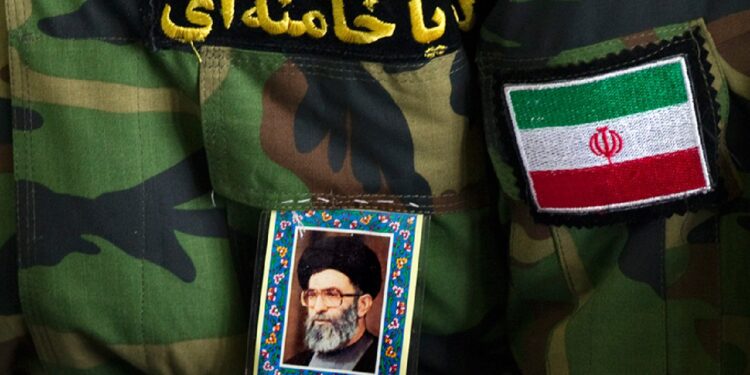 صورة علي خامنئي مرشد الثورة الإيرانية على صدر جندي إيراني (الصورة: وكالات)