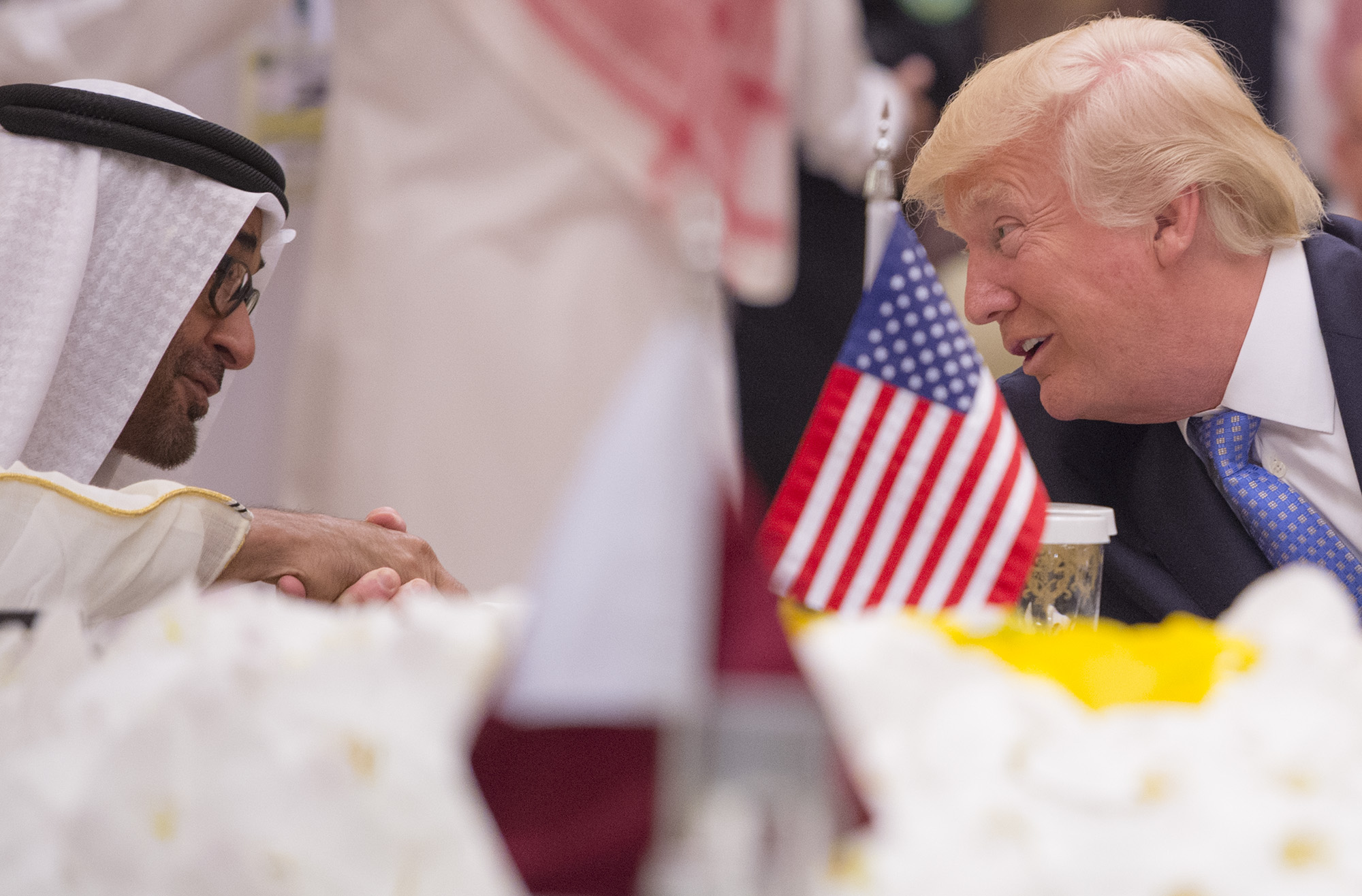 الرئيس الأمريكي السابق دونالد ترامب ورئيس دولة الإمارات محمد بن زايد (وكالات)