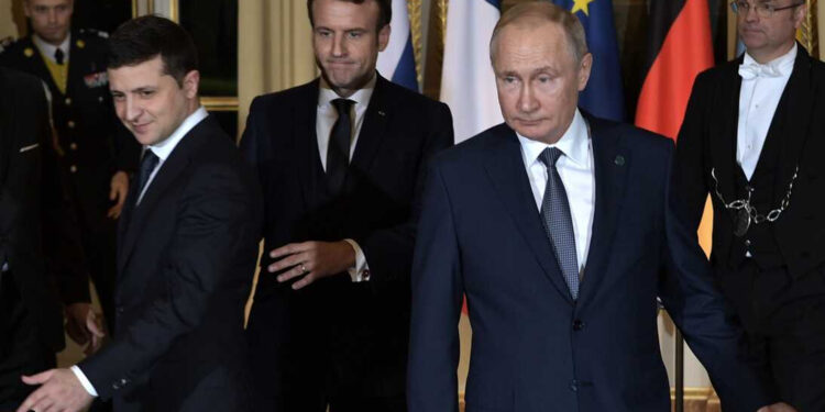 الرئيس الأوكراني فولوديمير زيلينسكي (يسار) والرئيس الفرنسي إيمانويل ماكرون (وسط) والرئيس الروسي فلاديمير بوتين في قصر الإليزيه، 9 ديسمبر/ كانون الأول 2019 (وكالات)