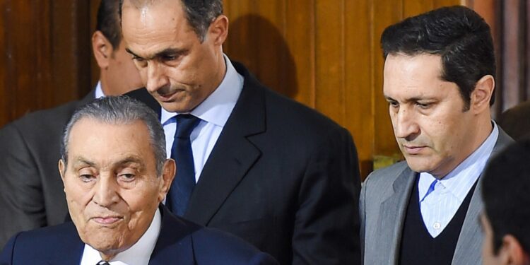 الرئيس الأسبق حسني مبارك وابنيه جمال وعلاء (وكالات)