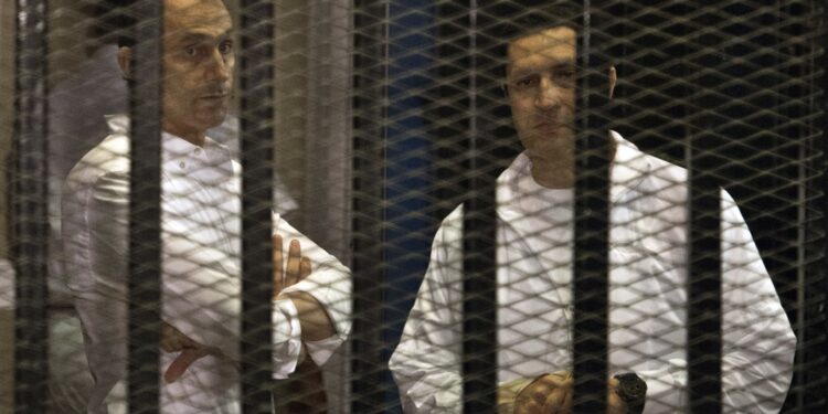 جمال وعلاء مبارك في قفص الاتهام
