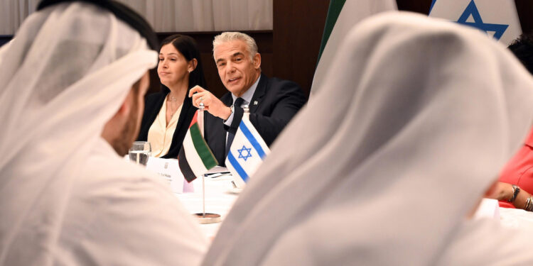 مؤتمر سابق بين رئيس الوزراء الإسرائيلي المنتهية ولايته يائير لابيد ووزير الخارجية الإماراتي