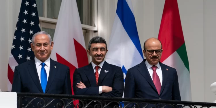 وزيرا خارجية الإمارات والبحرين مع نتنياهو أثناء توقيع اتفاقية تطبيع العلاقات