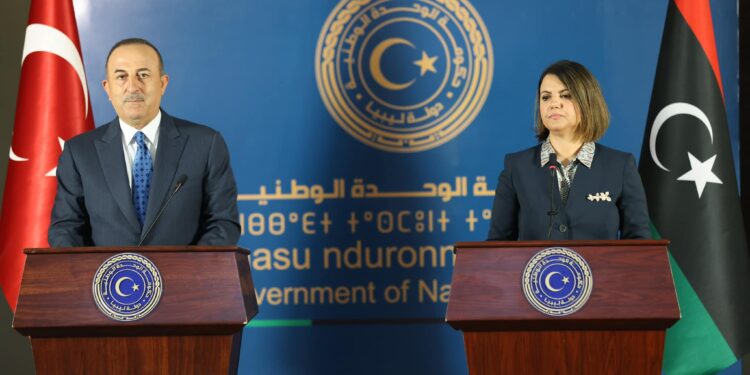 وزيرة خارجية ليبيا نجلاء المنقوش ونظيرها التركي مولود جاويش أوغلو بعد توقيع اتفاق 3 أكتوبر 2022