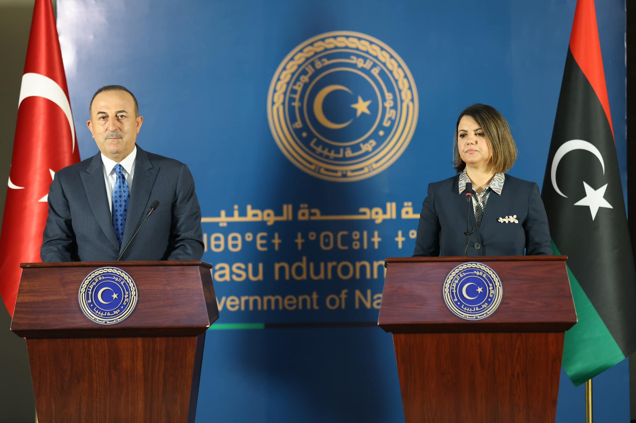 وزيرة خارجية ليبيا نجلاء المنقوش ونظيرها التركي مولود جاويش أوغلو بعد توقيع اتفاق 3 أكتوبر 2022