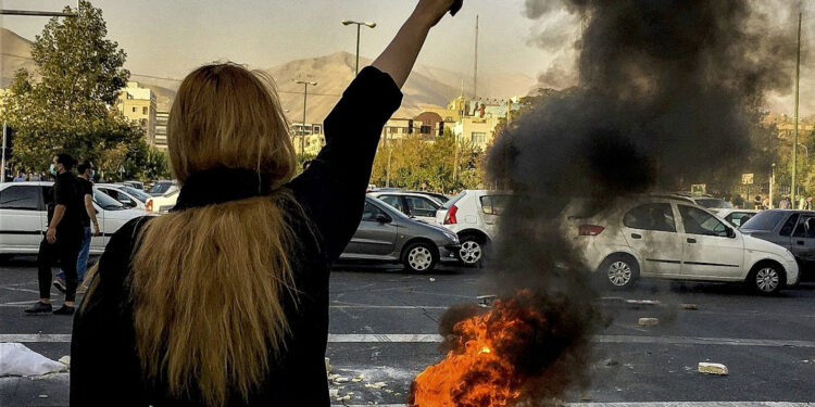 اندلعت احتجاجات الإيرانيين بعد وفاة الشابة مهسا أميني البالغة من العمر 22 عامًا. (الصورة: وكالات)