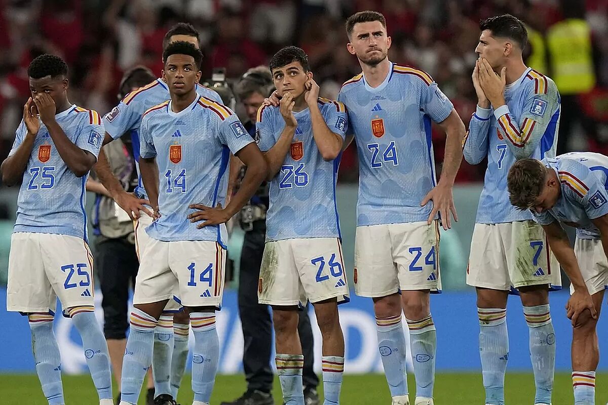 المنتخب الإسباني بعد الخسارة من المغرب (وكالات)