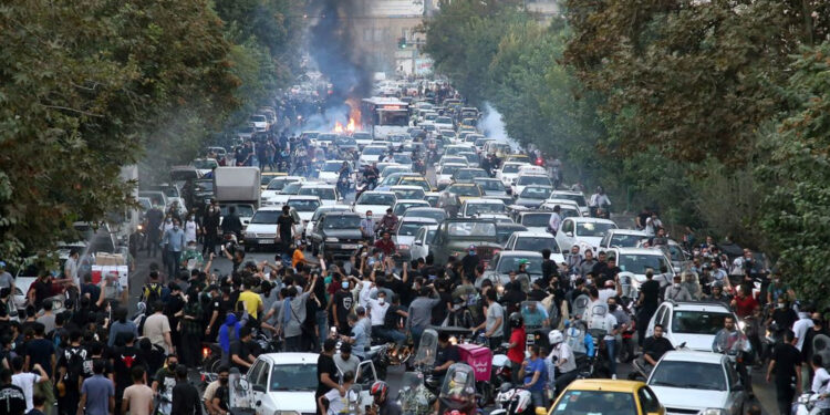 المتظاهرون يغلقون شارعًا أثناء الاحتجاج على وفاة مهسا أميني على يد شرطة الأخلاق، في وسط طهران - وكالات)