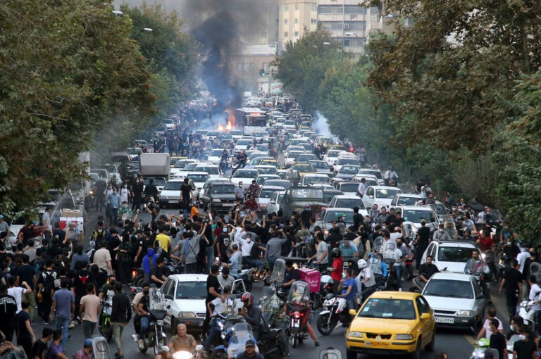 المتظاهرون يغلقون شارعًا أثناء الاحتجاج على وفاة مهسا أميني على يد شرطة الأخلاق، في وسط طهران - وكالات)