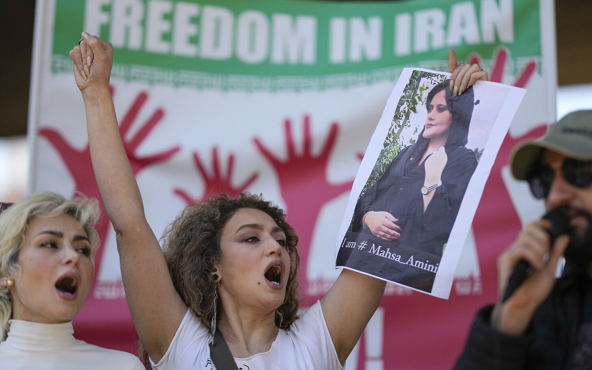 إيرانيون يعيشون في البرازيل يحتجون على وفاة مهسا أميني، في ساو باولو، البرازيل، 23 سبتمبر/ أيلول 2022 (وكالات)