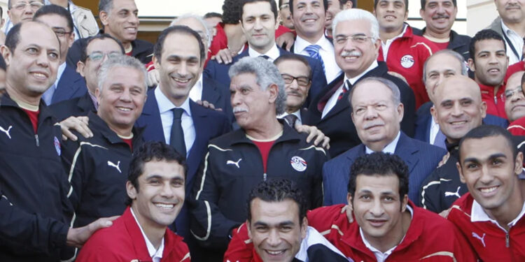 علاء وجمال مبارك مع لاعبي المنتخب المصري بعد تتويجهم بكأس القارة الإفريقية (وكالات)