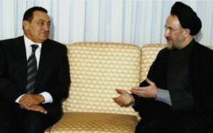 الرئيس خاتمي (يمين) والرئيس مبارك (يسار) (الصورة: وكالات)