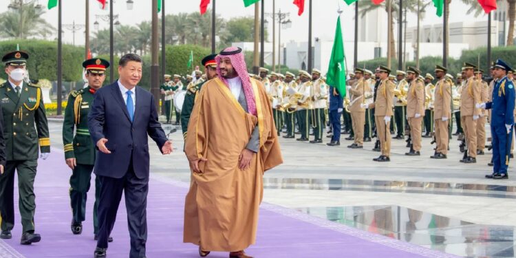 ولي العهد السعودي الأمير محمد بن سلمان يرحب بالرئيس الصيني شي جين بينج في الرياض. 8 ديسمبر/ كانون الأول- رويترز