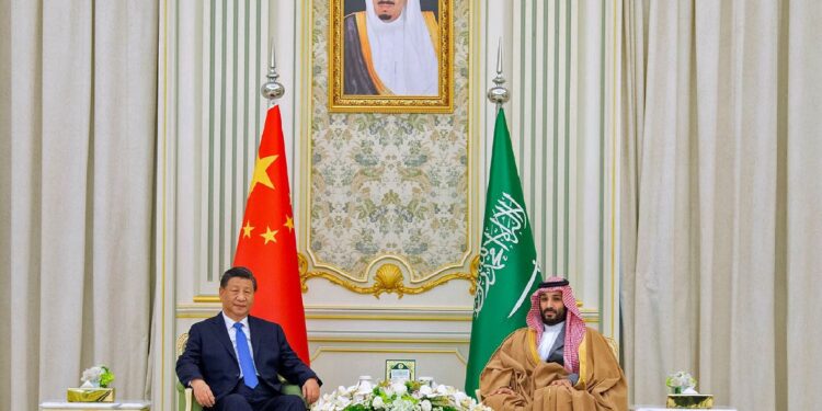 الرئيس الصيني شي جين بيج وولي العهد السعودي الأمير محمد بن سلمان في أعقاب الاستقبال الرسمي في القصر الملكي في الرياض أمس الخميس/ وكالات