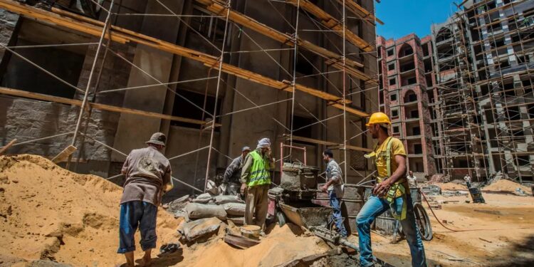 عمال يعملون في موقع بناء العاصمة الإدارية الجديدة (وكالات)
