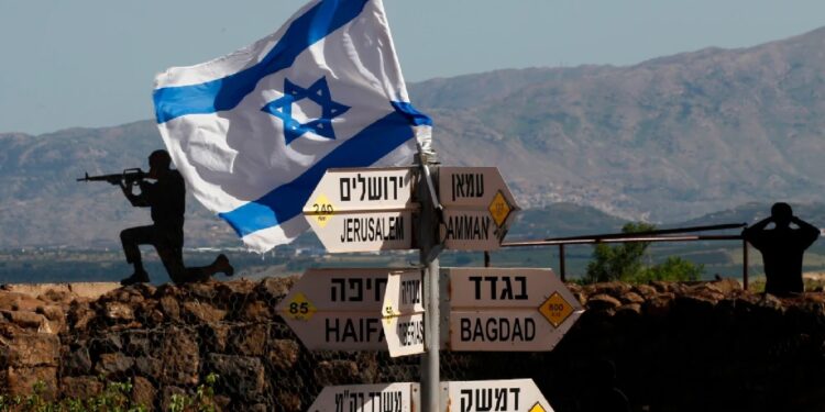 علم إسرائيلي يوضع على جبل بنتال في مرتفعات الجولان التي ضمتها إسرائيل في 10 مايو/ أيار 2018- وكالات
