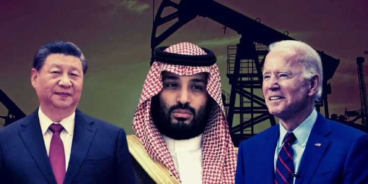 صورة مجمعة للرئيس الأمريكي جو بايدن (يمين) والرئيس الصيني شي جين بينج، وبينهما ولي عهد السعودية الأمير محمد بن سلمان (وكالات)