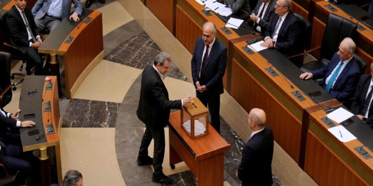 نواب لبنانيون خلال إحدى جلسات انتخاب الرئيس/ وكالات